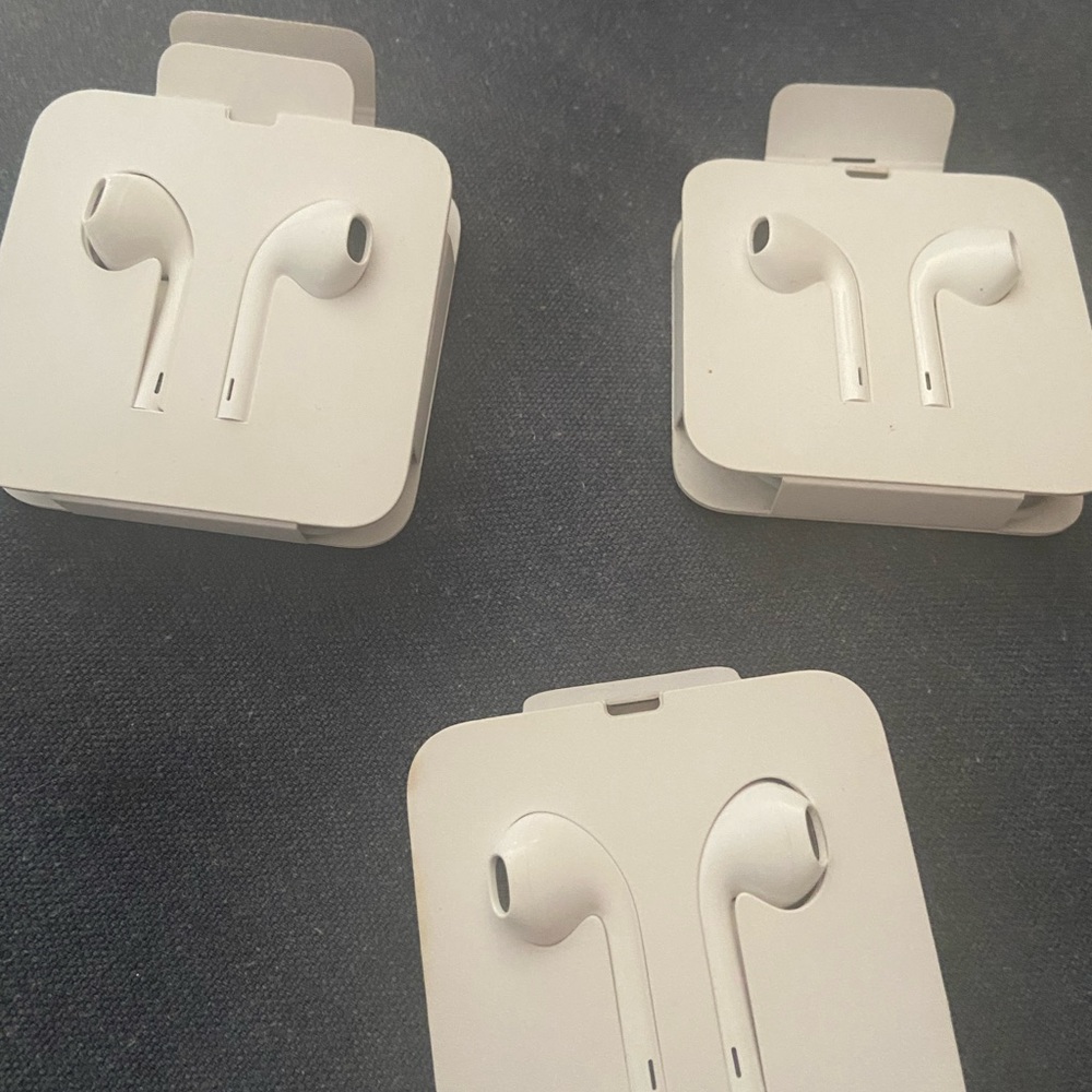 3 pair Apple earbuds. - Picture 3 of 3
